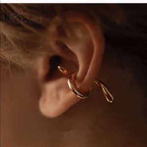 Beautiful 14k gold  played ear cuff